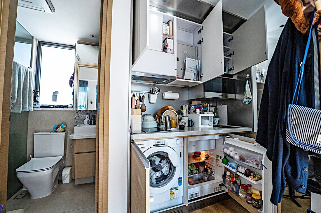 Nhà vệ sinh và bếp của căn hộ 20 mét vuông ở Hong Kong - Ảnh: Bloomberg
