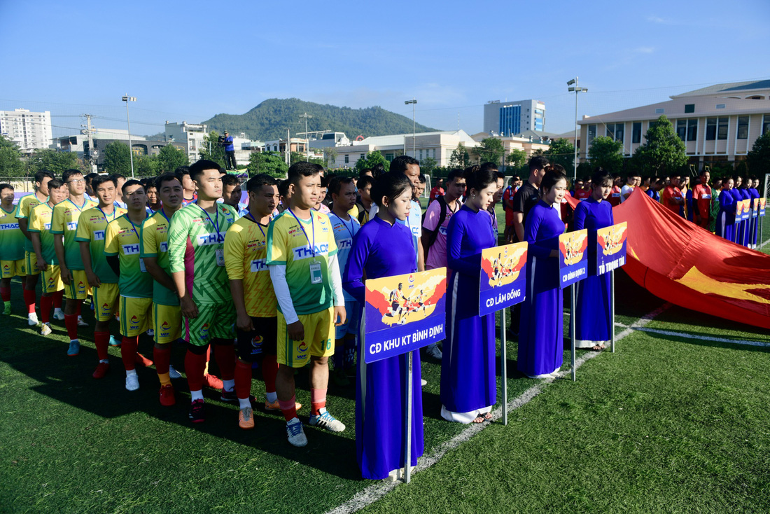Các đội bóng dự lễ khai mạc Giải vô địch bóng đá công nhân toàn quốc 2023 vòng loại tại Bình Định 