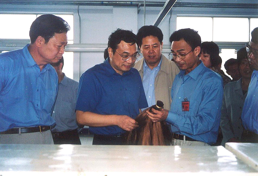 Tháng 9-2002, ông Lý Khắc Cường, lúc đó là bí thư Tỉnh ủy Hà Nam,đến thăm một công ty - Ảnh: IFENG