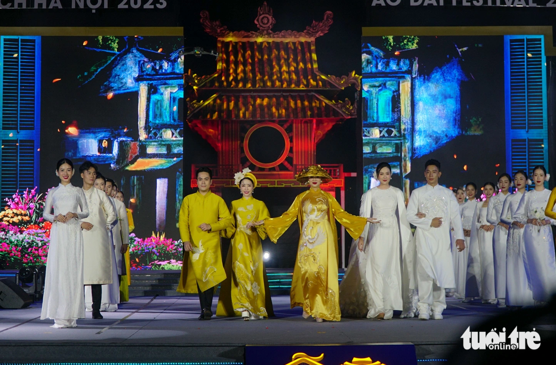 Lễ hội áo dài du lịch Hà Nội 2023 khai mạc với đêm diễn lung linh sắc màu mang đậm nét son Hà Nội - Ảnh: NGUYỄN HIỀN