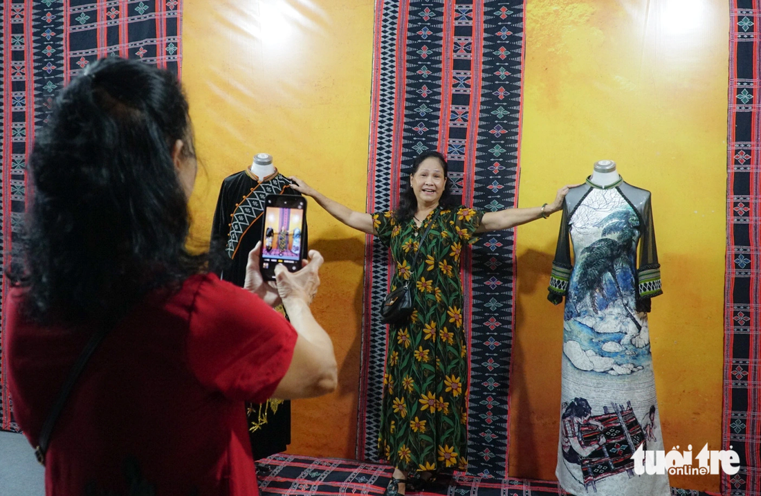 Bà Nguyễn Thị Luận (quận Đống Đa, Hà Nội) check-in tại Lễ hội áo dài du lịch Hà Nội 2023 - Ảnh: NGUYỄN HIỀN