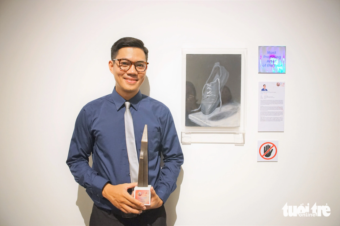Ở hạng mục Nghệ sĩ không chuyên, giải thưởng Nghệ sĩ triển vọng nhất năm thuộc về Tạ Duy Tùng với tác phẩm sơn dầu &quot;Fly on my way - Trên con đường&quot; - Ảnh: H.VY