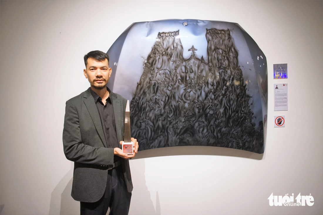 Nghệ sĩ Trịnh Minh Tiến bên tác phẩm Thủy Phủ - Ảnh: H.VY