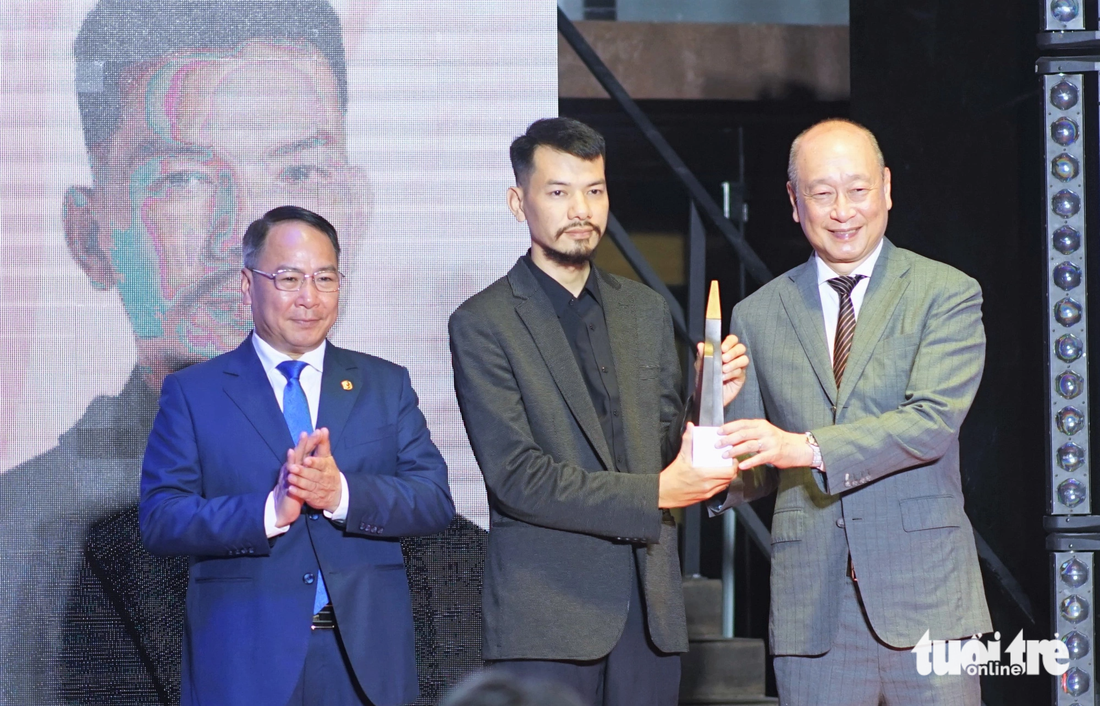 Từ trái sang: Ông Mã Thế Anh - cục trưởng Cục Mỹ thuật, Nhiếp ảnh và Triển lãm, tác giả Trịnh Minh Tiến và ông Wee Ee Cheong - phó chủ tịch kiêm tổng giám đốc Tập đoàn UOB tại lễ trao giải - Ảnh: H.VY