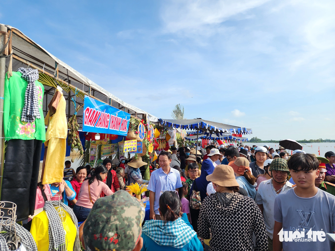 Hàng ngàn người đổ xô chật kín trên tuyến đường 945, đoạn xã Thạnh Mỹ Tây, huyện Châu Phú kéo dài gần 2km - Ảnh: BỬU ĐẤU