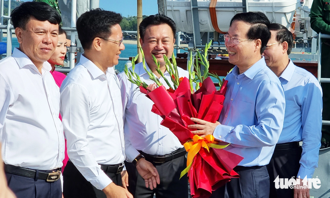 Chủ tịch nước Võ Văn Thưởng (bên phải) đón nhận hoa từ lãnh đạo huyện Cô Tô, tỉnh Quảng Ninh khi lần thứ hai trở lại huyện đảo này sau hơn 12 năm - Ảnh: TIẾN THẮNG