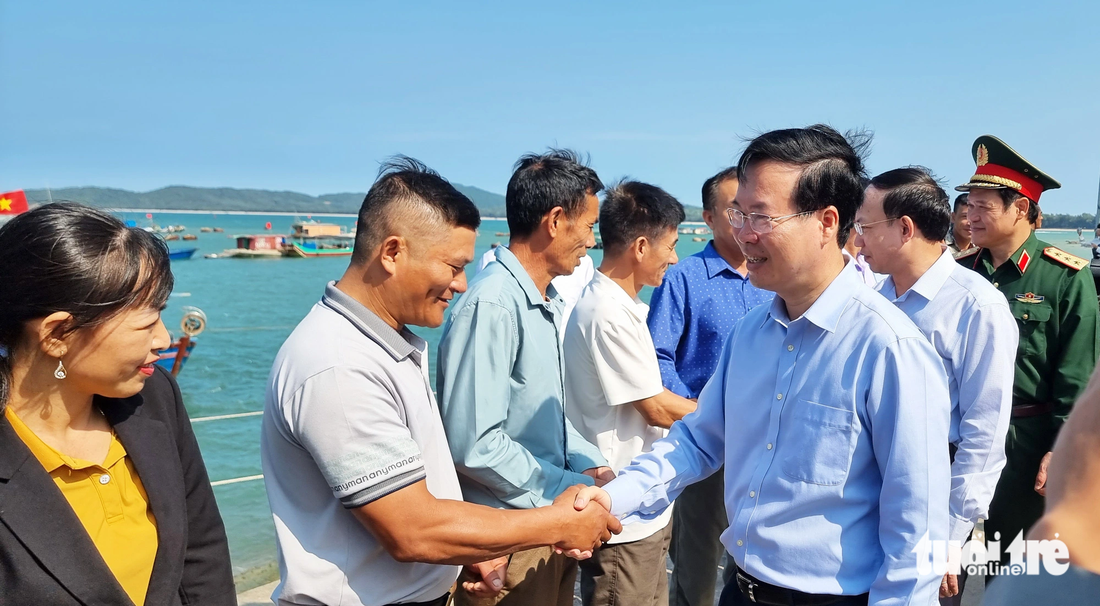 Chủ tịch nước Võ Văn Thưởng thăm bà con ngư dân tại huyện đảo - Ảnh: TIẾN THẮNG