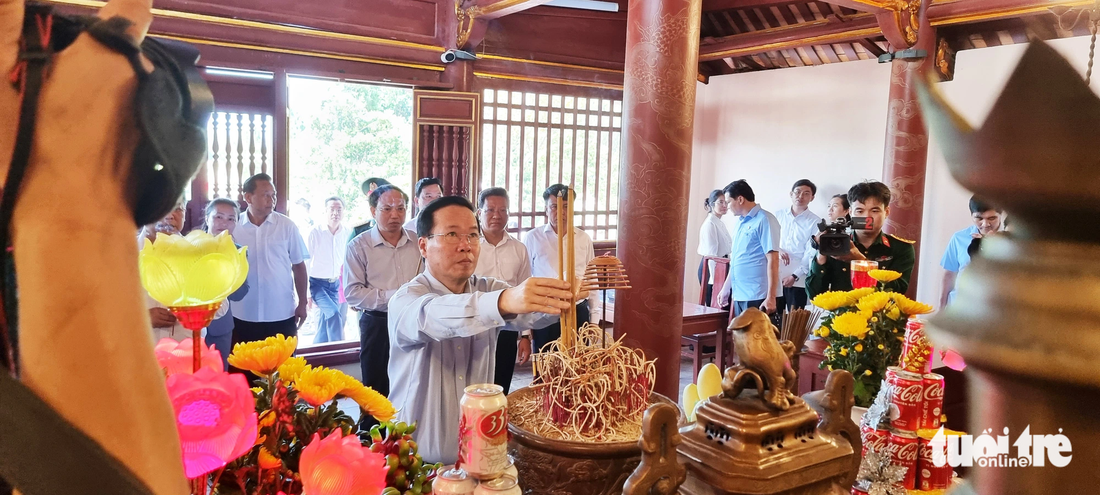 Chủ tịch nước Võ Văn Thưởng thắp hương tại đền thờ Bác Hồ trên huyện đảo Cô Tô - Ảnh: TIẾN THẮNG