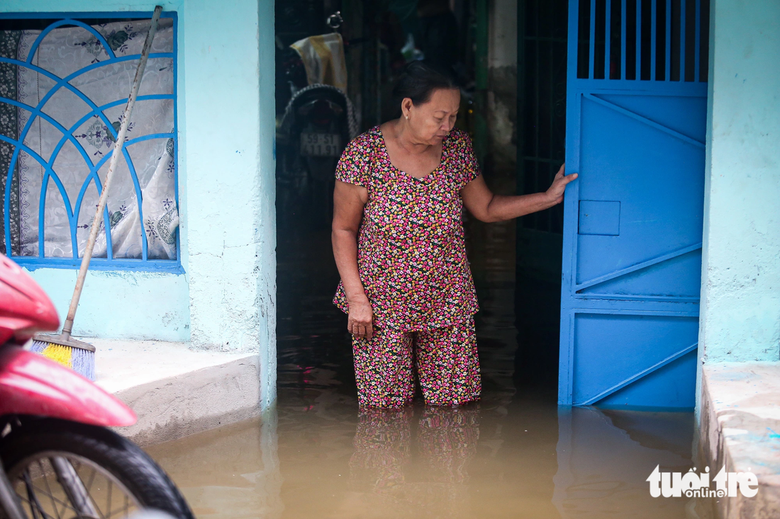 Nhà bà Nguyễn Thị Hoàng (63 tuổi, ngụ phường 25, quận Bình Thạnh) bị triều cường ngập gần 1m