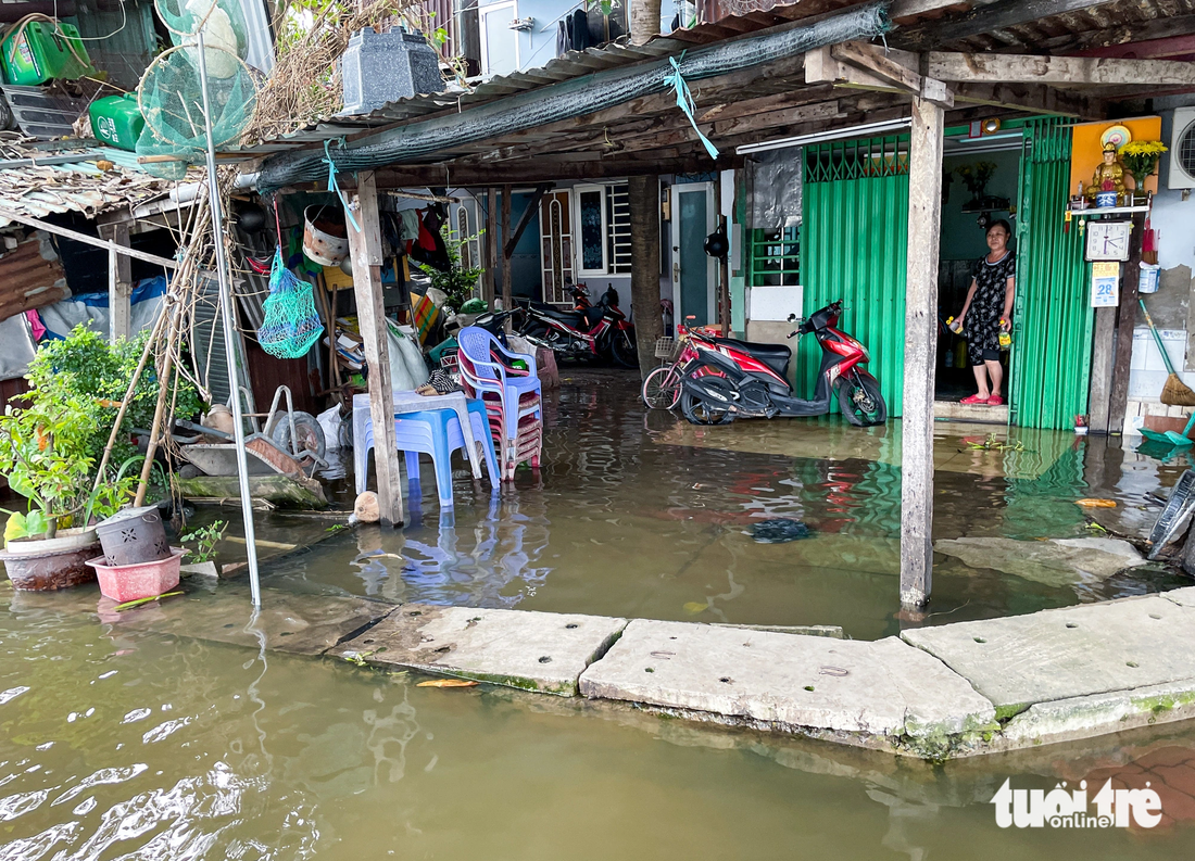 17h ngày 28-10, triều cường dâng cao, nước bắt đầu tràn vào các nhà dân ở Bình Thạnh (gần kè Thanh Đa)