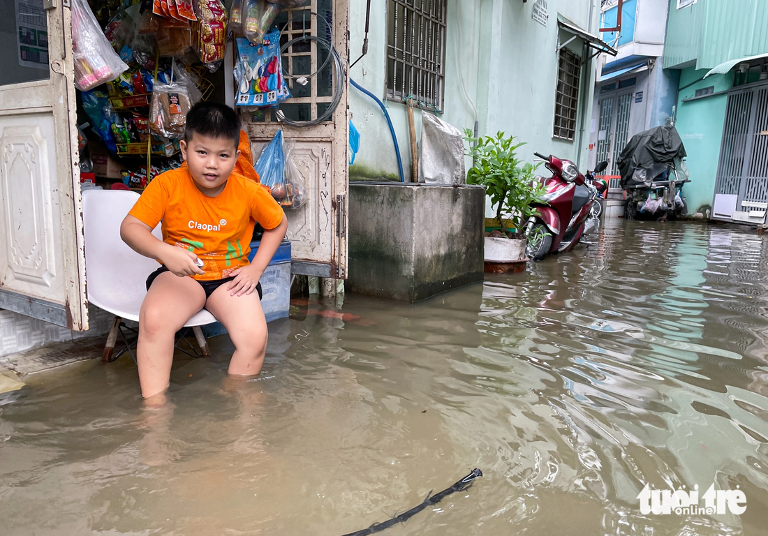 Nhiều con hẻm, đường ở khu dân cư tại Bình Thạnh (gần kè Thanh Đa) bị ngập 50cm dù cách bờ kè một khoảng khá xa