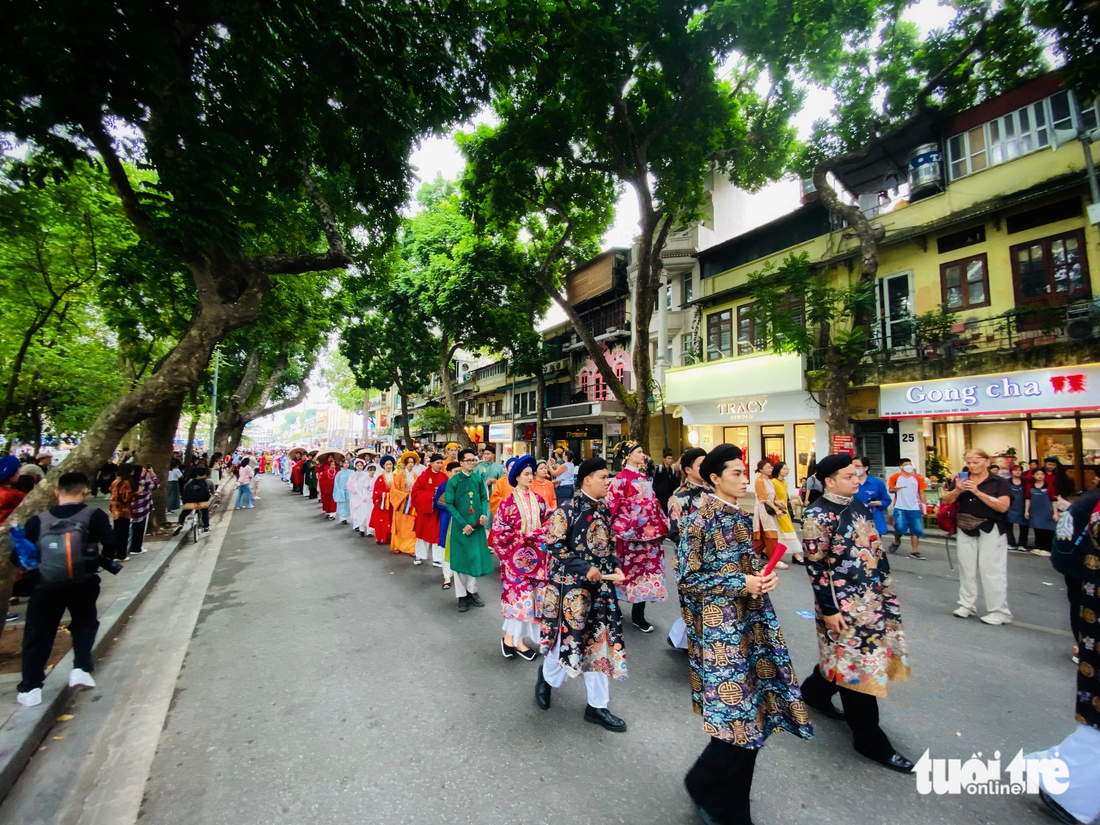 Hơn 100 bạn trẻ tham gia sự kiện Bách hoa bộ hành nhằm quảng bá cổ phục Việt - Ảnh: NGUYỄN HIỀN