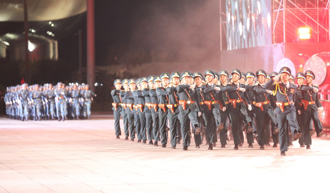 Lực lượng vũ trang diễu hành tại Quảng trường 30-10, TP Hạ Long nhân kỷ niệm 60 năm Ngày thành lập tỉnh Quảng Ninh - Ảnh: Đ.PHƯƠNG
