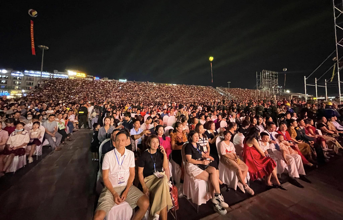Hàng vạn người dân đổ về Quảng trường 30-10 để theo dõi chương trình lễ kỷ niệm 60 năm Ngày thành lập tỉnh Quảng Ninh - Ảnh: Đ.PHƯƠNG