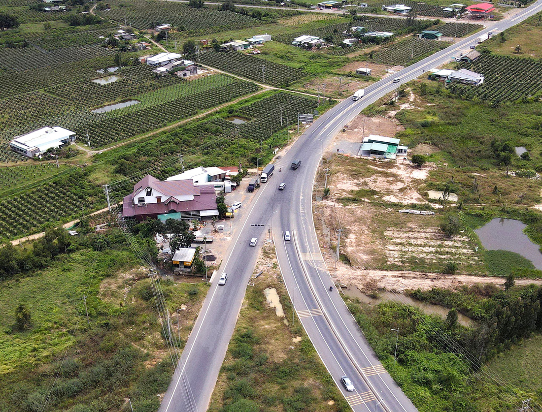 Một điểm giao tiềm ẩn mất an toàn giao thông trên địa bàn tỉnh Bình Thuận - Ảnh: ĐỨC TRONG