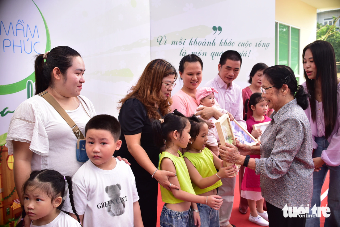 Bác sĩ Ngọc Phượng tặng quà cho gia đình chị Kim Thu và các gia đình được chương trình giúp đỡ - Ảnh: T.T.D