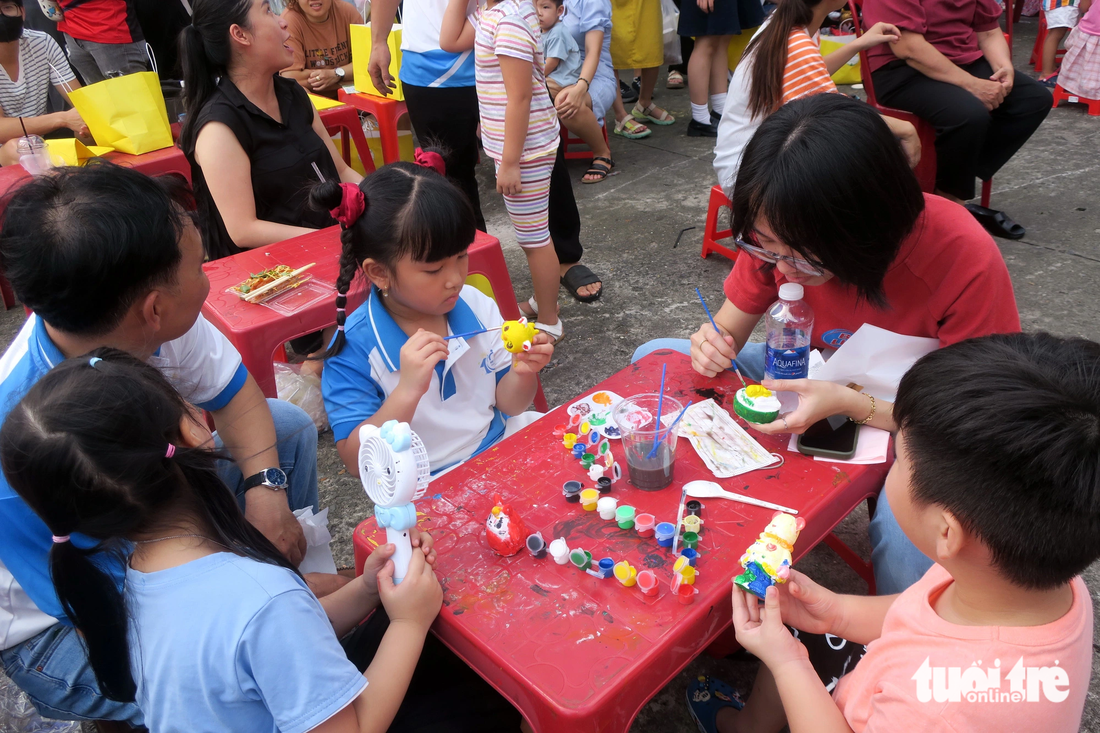 Gia đình dẫn các bé (được chương trình hỗ trợ ra đời) tham gia các hoạt động của ngày hội - Ảnh: T.T.D