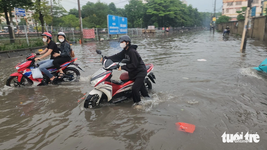 Khu vực giao đường số 7 và đường số 54 (quận Bình Tân) bị ngập diện rộng vào chiều 29-10 - Ảnh: NGỌC KHẢI