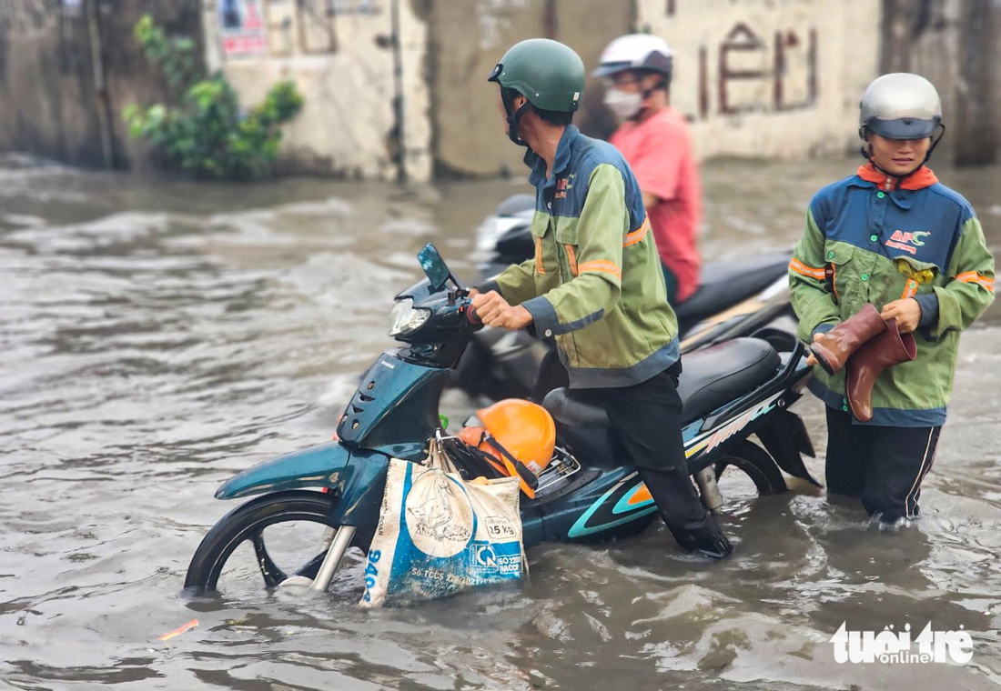 Nhiều đường ở quận Bình Tân bị ngập sâu, dù mưa tạnh khoảng 1 tiếng trước khi đỉnh triều cường xuất hiện nhưng có chỗ ngập hơn nửa bánh xe