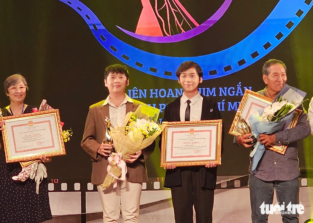 Các tác giả đoạt giải vàng cho phim truyện, phim hoạt hình và phim tài liệu - Ảnh: MI LY