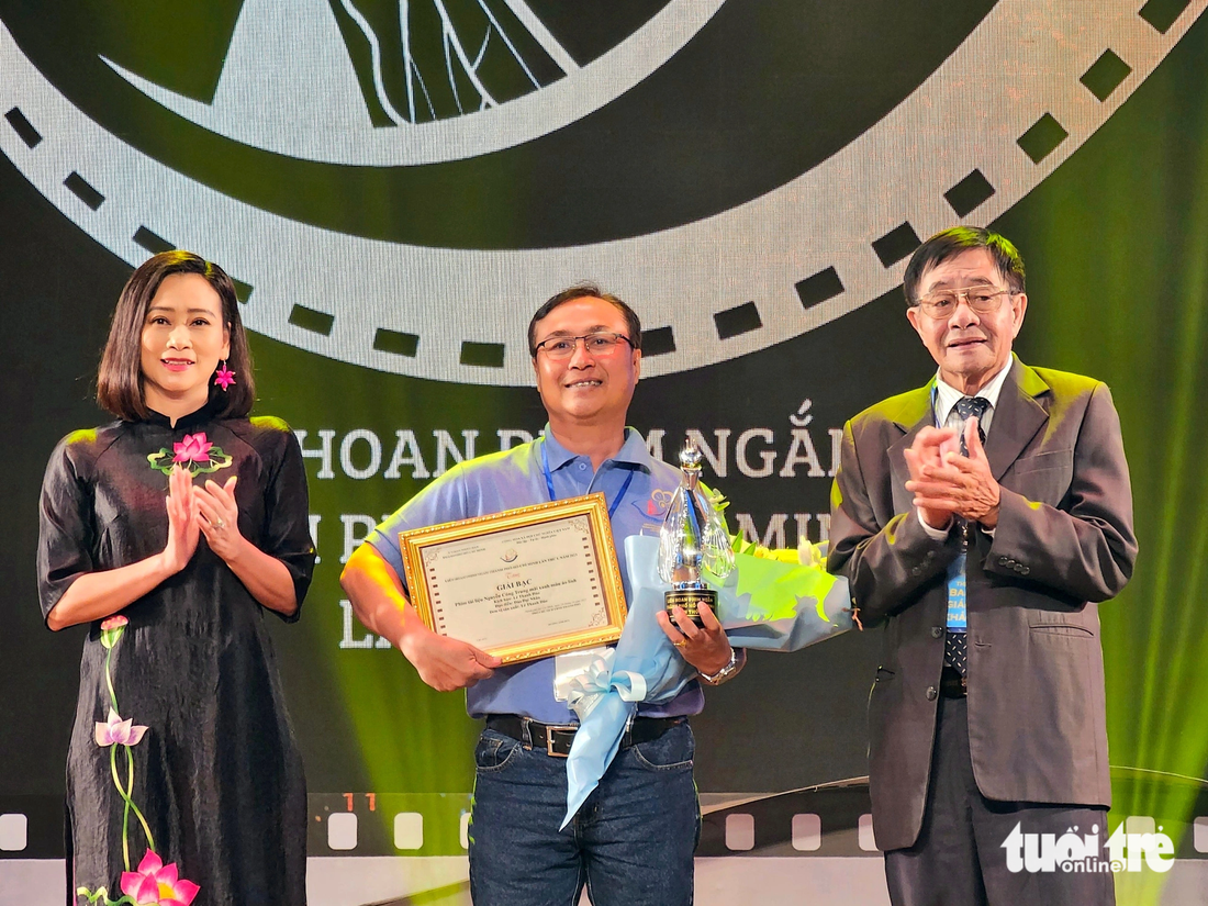 Đạo diễn Đào Đại Nhân đoạt giải bạc dành cho phim tài liệu Nguyễn Công Trung - Ảnh: MI LY