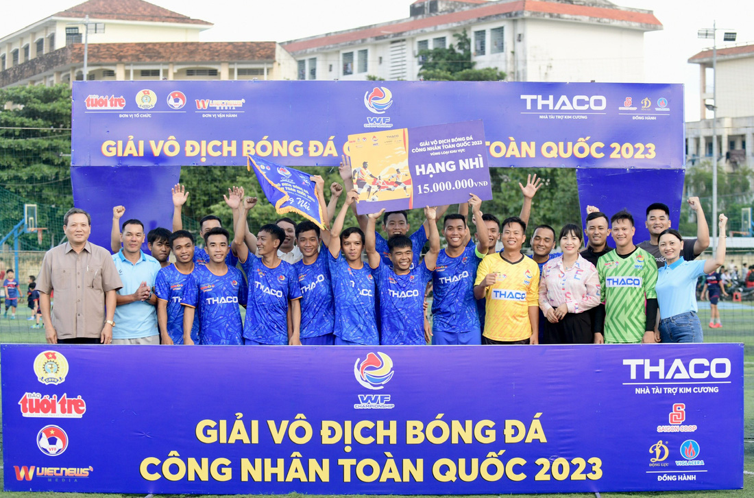 Đội Bình Định 1 nhận danh hiệu hạng nhì Giải vô địch bóng đá công nhân toàn quốc vòng loại tại Bình Định - Ảnh: QUANG ĐỊNH