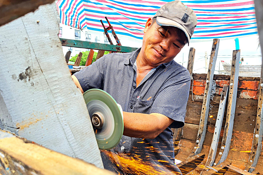 Ông Nguyễn Văn Ngọc hơn 30 năm gắn bó với nghề cho biết nghề này phải đóng chính xác từng cây đinh, con ốc, đường cắt trên tàu...