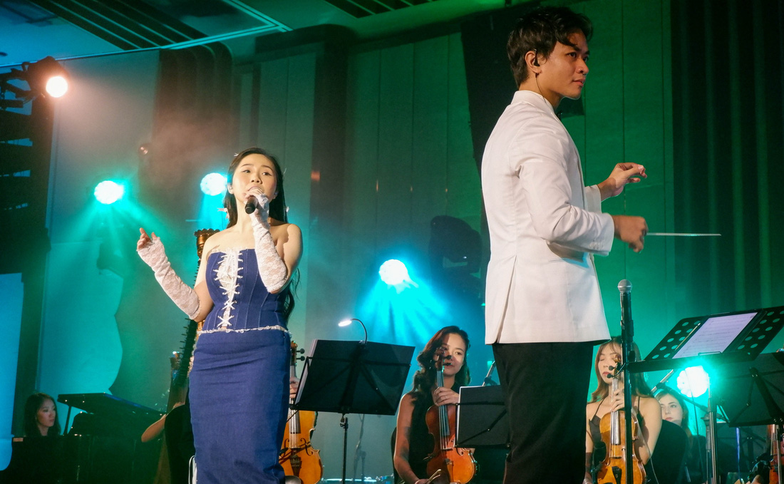 Buổi biểu diễn còn có sự góp giọng của thạc sĩ thanh nhạc Julie Thanh Nguyên (trái) phối hợp ăn ý với dàn giao hưởng - Ảnh: Tô Cường