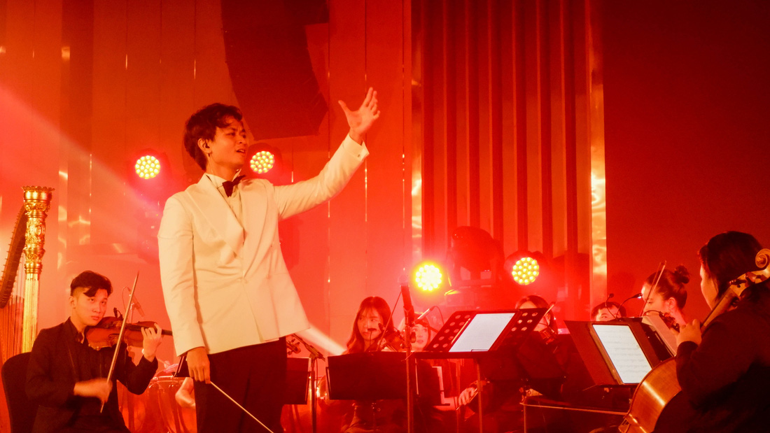 Nhạc trưởng Dustin Tiêu cùng dàn giao hưởng IPO tại To Zanarkand - Ảnh: Tô Cường