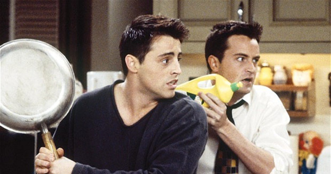 Chandler và Joey - đôi bạn mang lại nhiều tràng cười đã đời cho khán giả - Ảnh: NBC