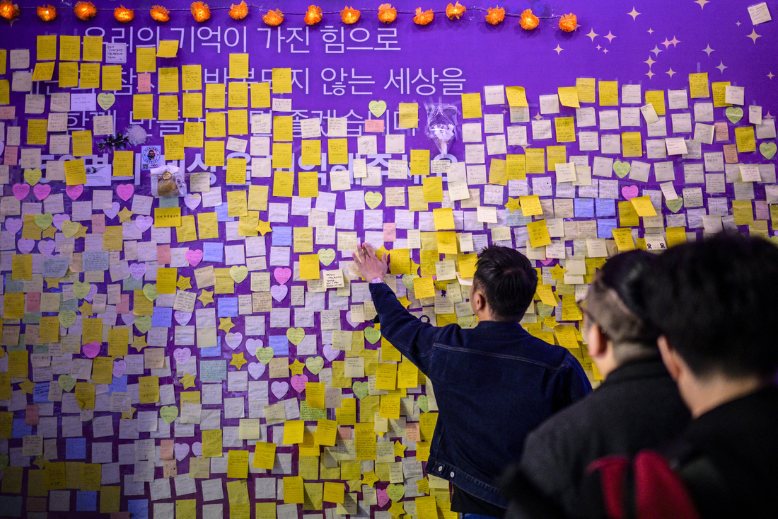 Bức tường tưởng niệm vụ giẫm đạp với rất nhiều mảnh giấy ghi chú được người đi đường dán lên nhằm tưởng nhớ nạn nhân vụ việc - Ảnh: AFP