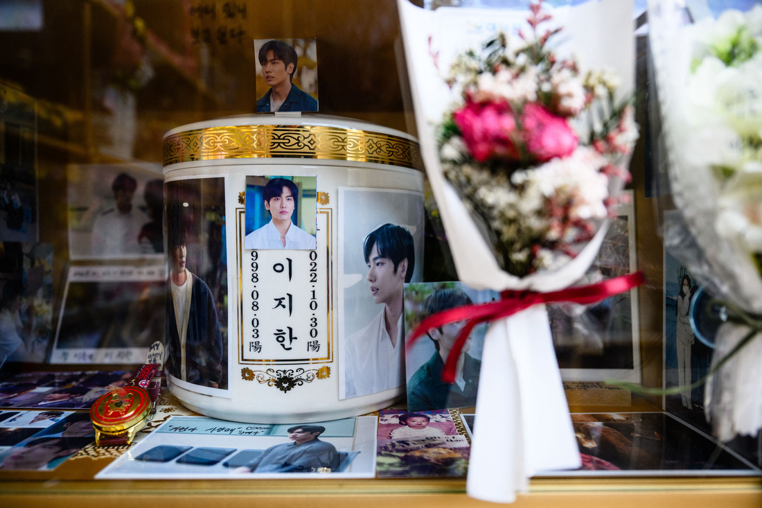 Khu thờ tro cốt anh Lee Ji-han, 24 tuổi, nạn nhân vụ giẫm đạp Itaewon, tại khu nhà mộ ở thành phố Goyang ngày 29-10 - Ảnh: AFP