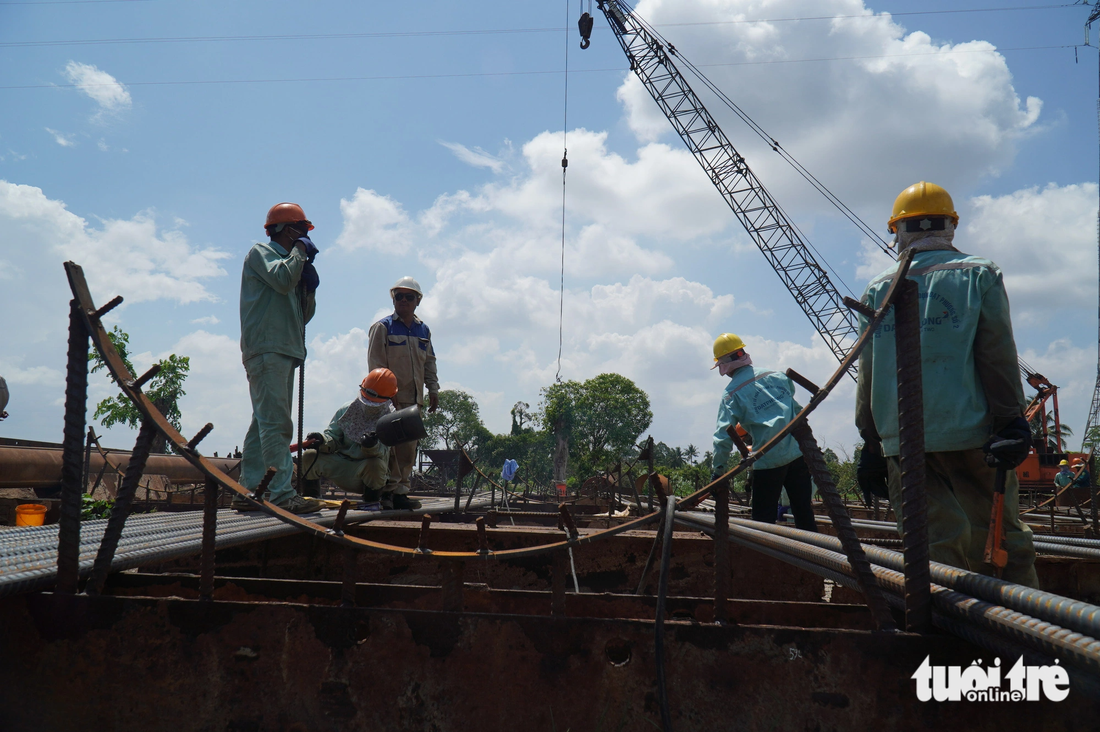 Công nhân đang thi công tại công trình cầu Rạch Miễu 2, dự kiến cầu sẽ hoàn thành vào năm 2026 - Ảnh: MẬU TRƯỜNG
