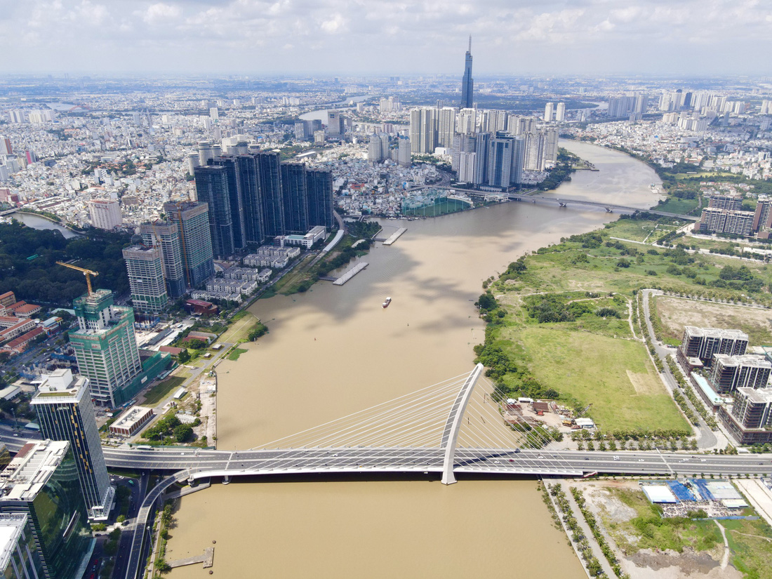 Bờ sông Sài Gòn phía TP Thủ Đức vẫn còn chưa được đầu tư cải tạo tương xứng với bờ phía quận 1 - Ảnh: CHÂU TUẤN