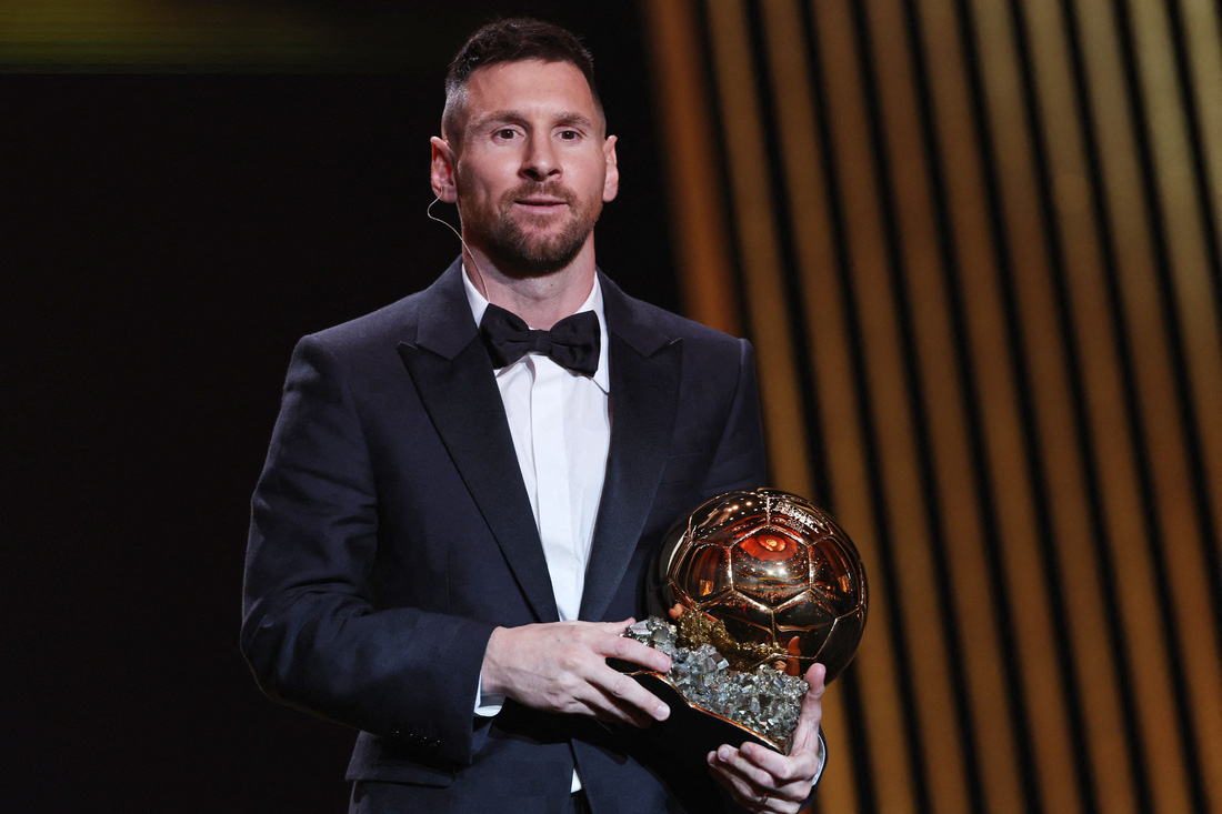 Lionel Messi với Quả bóng vàng thứ 8 trong sự nghiệp - Ảnh: REUTERS
