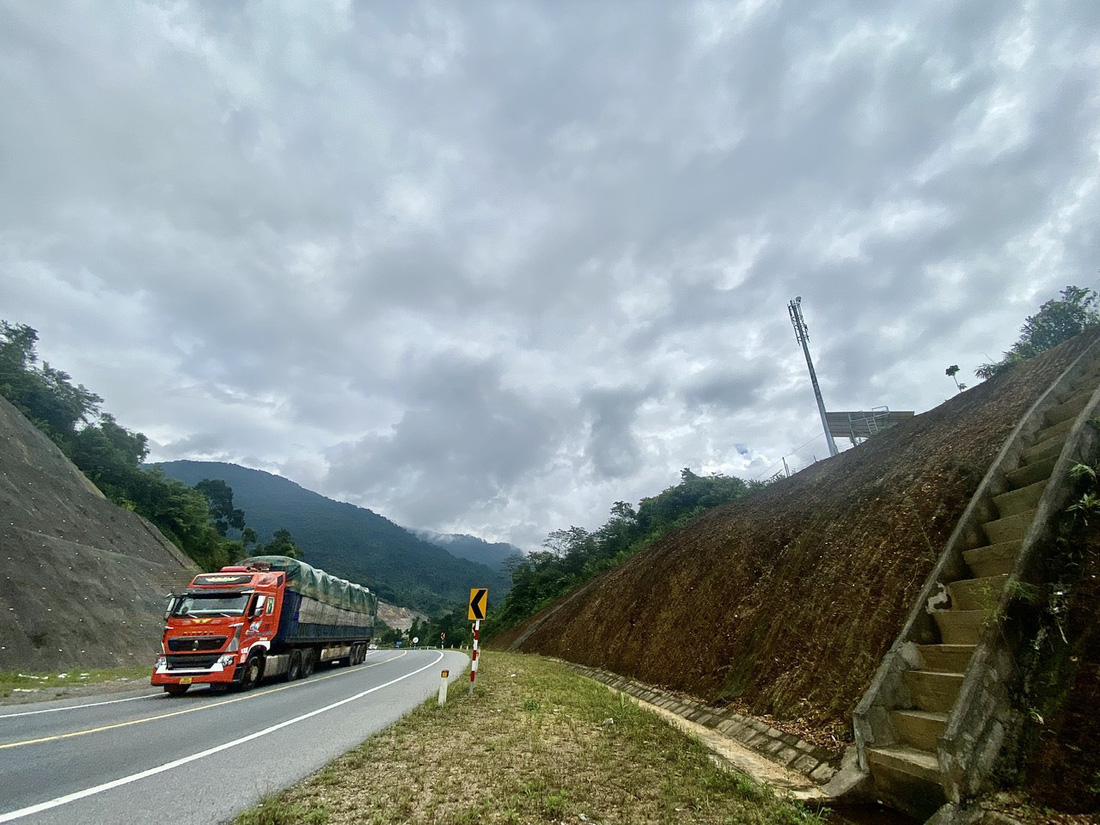 Đang lắp đặt trạm thu phát sóng trục đường cao tốc La Sơn - Túy Loan khu vực vùng lõi Vườn quốc gia Bạch Mã - Ảnh: TRƯỜNG TRUNG
