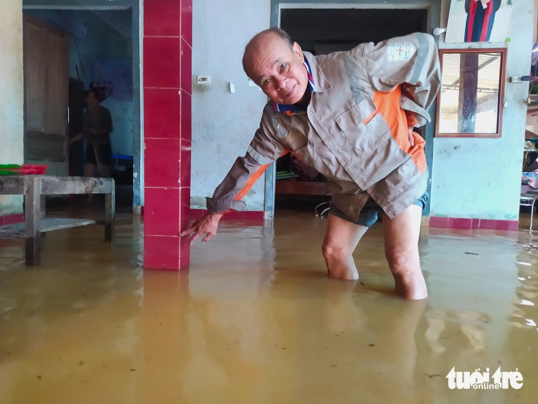 Người dân thôn 4, xã Hà Lĩnh cho biết nước tràn vào nhà từ 22h đêm 30-10 - Ảnh: LÊ MINH