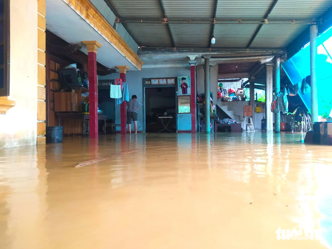 Nước lũ đổ về kéo theo khối lượng bùn đất tràn vào nhà các hộ dân ở xã Hà Linh - Ảnh: LÊ MINH