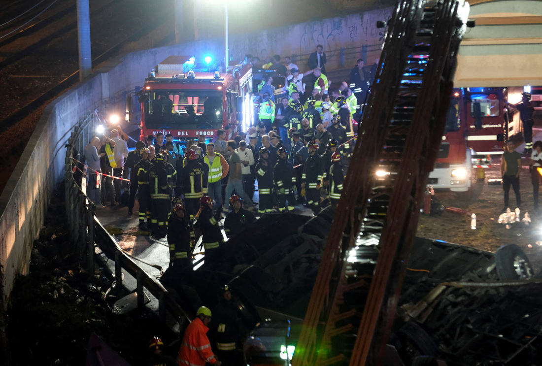 Các nhà chức trách cho biết rất nhiều xe cứu hỏa cùng khoảng 20 xe cứu thương đã được huy động đến hiện trường vụ tai nạn - Ảnh: REUTERS