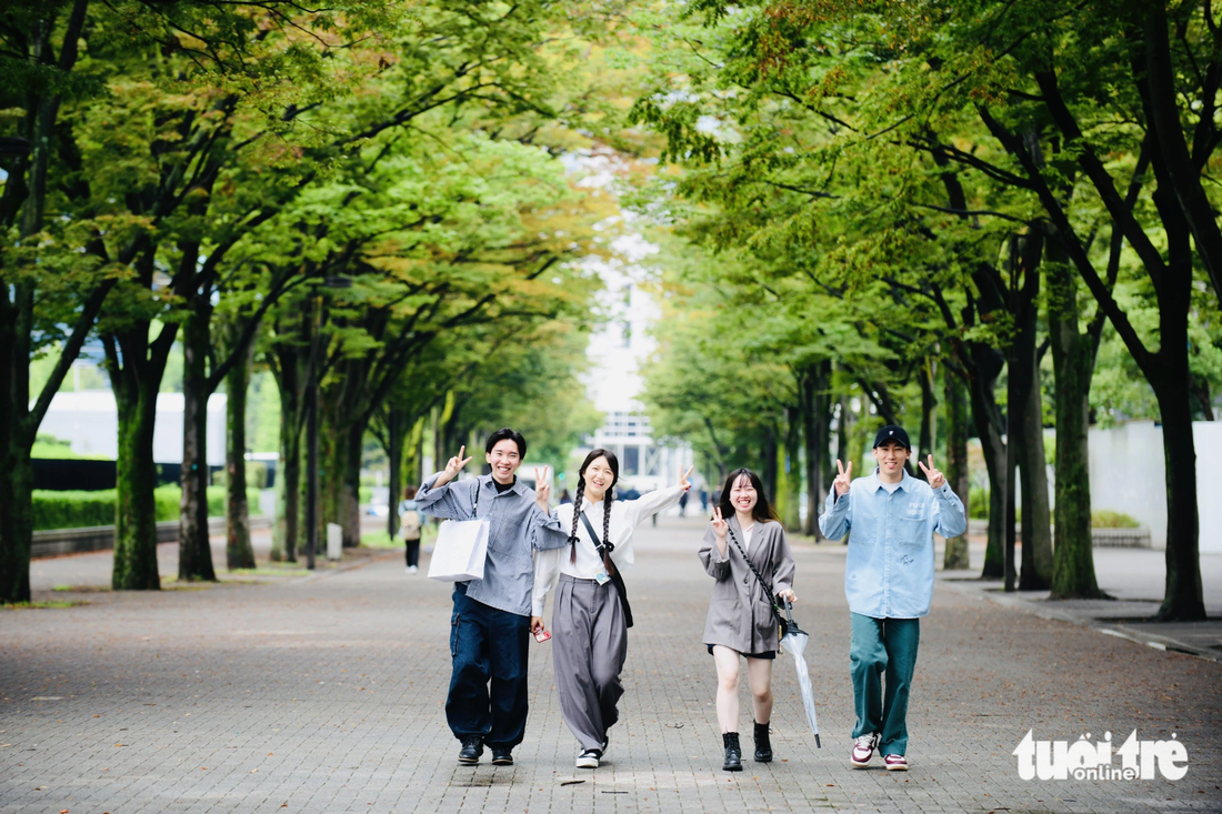 Bạn trẻ trong công viên Yoyogi, Tokyo, Nhật Bản - Ảnh: QUANG ĐỊNH