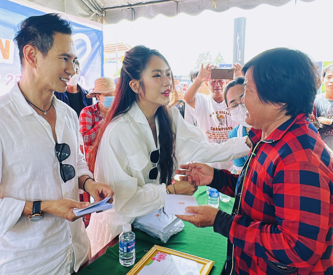 Vợ chồng Lý Hải, Minh Hà tặng quà cho người dân khó khăn - Ảnh: BTC