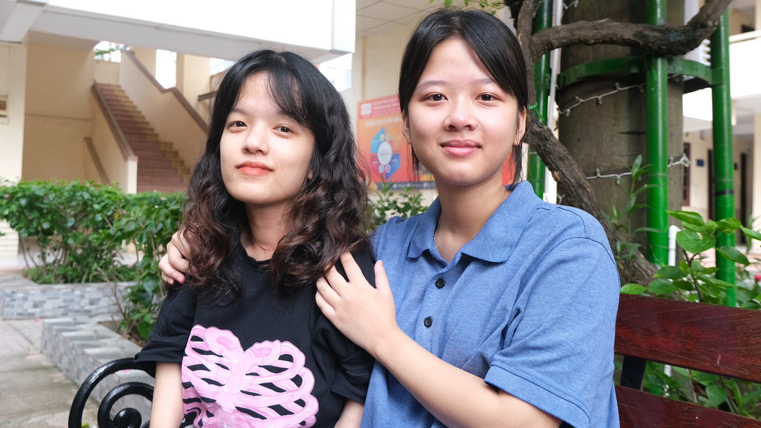Nguyễn Thanh Huyền (phải) cùng chị gái bị nhiễm chất độc da cam/dioxin vừa hoàn thành chương trình và đang chờ nhận bằng tốt nghiệp đại học