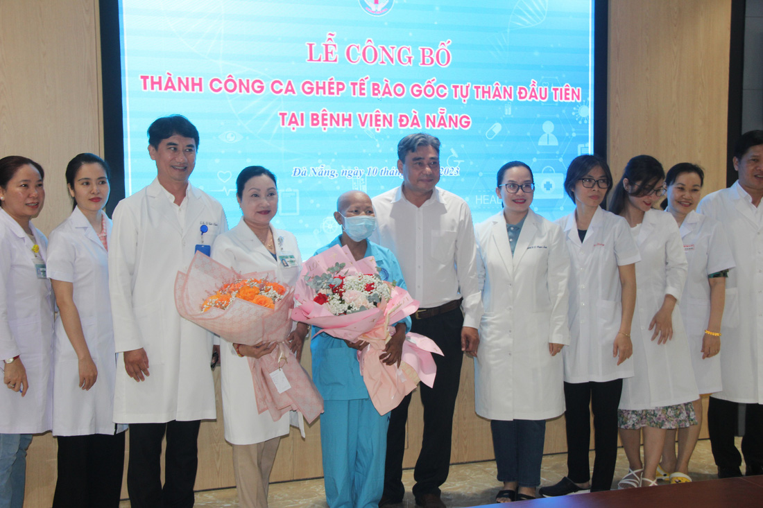 Nhiều cơ sở y tế công lập ở Đà Nẵng đã làm chủ kỹ thuật ghép tế bào gốc tự thân, mở ra cơ hội điều trị mới cho người bệnh miền Trung - Tây Nguyên. Trong ảnh: Bệnh viện Đà Nẵng công bố thực hiện thành công ghép tế bào gốc tự thân hồi tháng 4-2023 - Ảnh: TRƯỜNG TRUNG