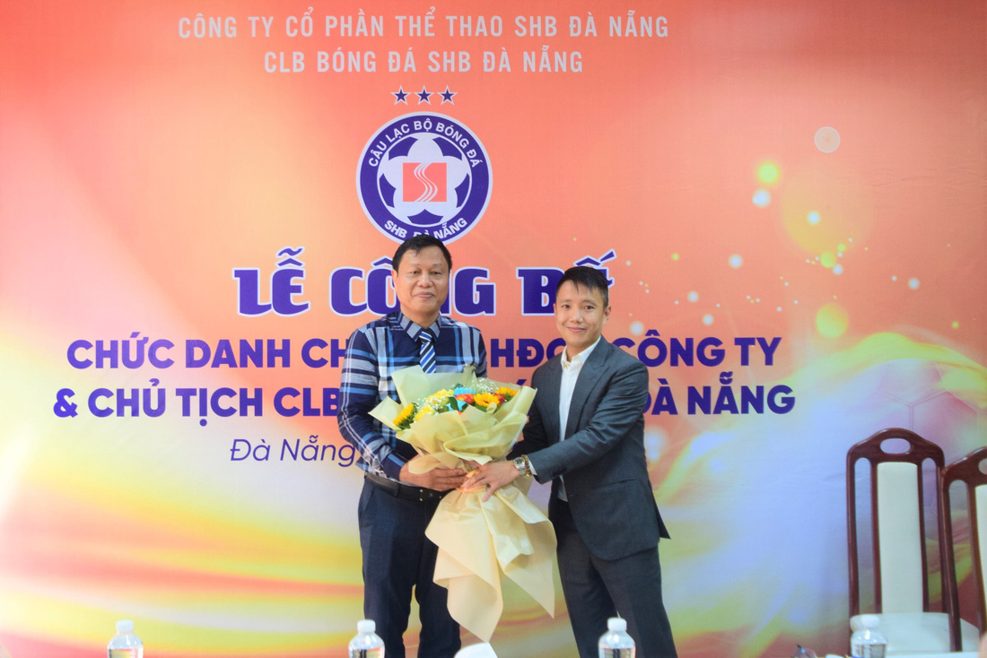 Ông Lê Văn Hiểu (trái) là chủ tịch HĐQT Công ty cổ phần Thể thao SHB Đà Nẵng kiêm chủ tịch CLB bóng đá SHB Đà Nẵng - Ảnh: B.PHÚ