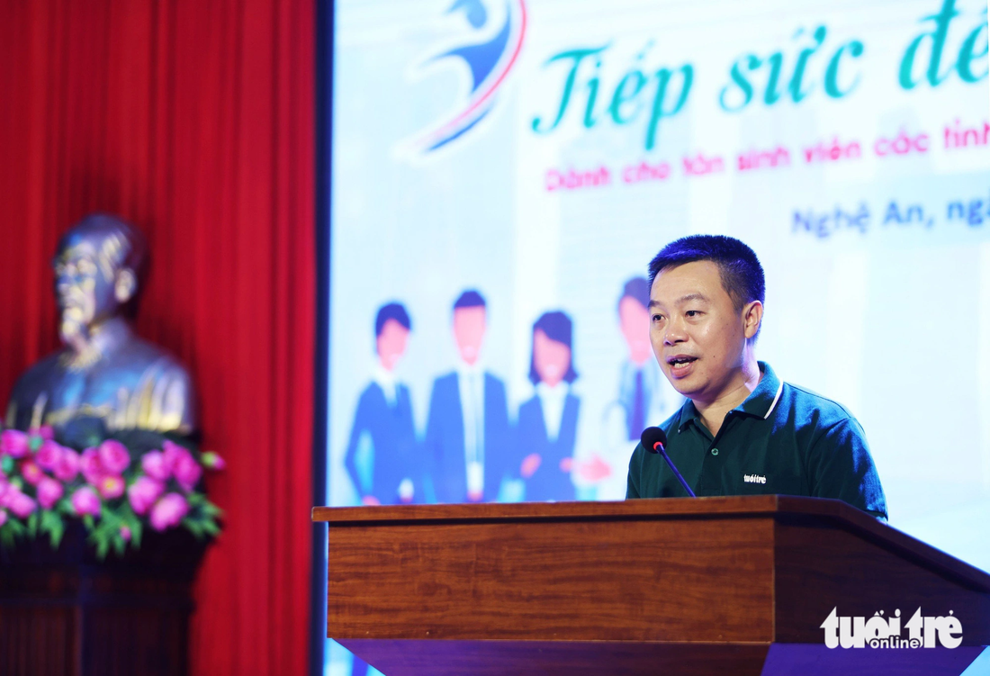 Nhà báo Lê Kiên - Phó trưởng Văn phòng báo Tuổi Trẻ khu vực phía Bắc - phát biểu tại lễ trao học bổng “Tiếp sức đến trường” dành cho tân sinh viên 4 tỉnh Bắc Trung bộ - Ảnh: NGUYỄN KHÁNH
