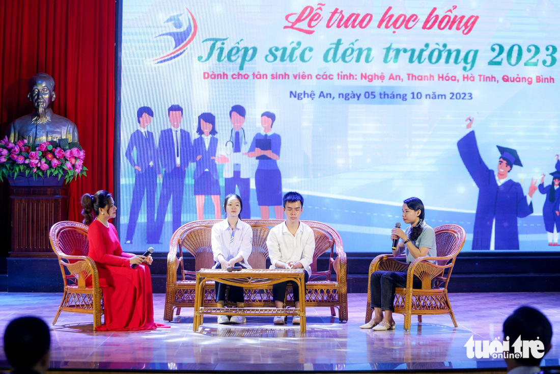 Chị Lê Thị Hạnh (bìa phải) cùng hai tân sinh viên Trung Chiến và Thu Trang giao lưu tại buổi lễ trao học bổng - Ảnh: NGUYỄN KHÁNH