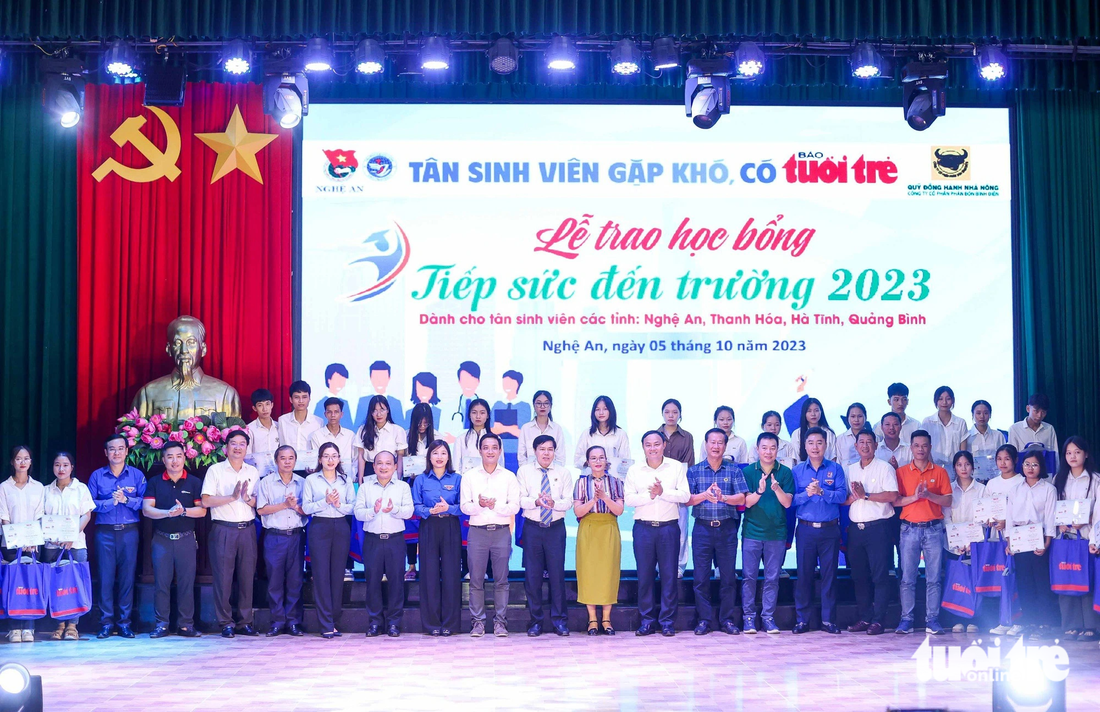 Các đại biểu và tân sinh viên 4 tỉnh Bắc Trung bộ chụp ảnh lưu niệm kết thúc lễ trao học bổng Tiếp sức đến trường - Ảnh: NGUYỄN KHÁNH