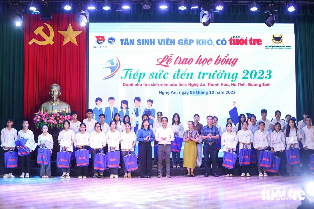 Các đại biểu chụp ảnh lưu niệm với các tân sinh viên tỉnh Thanh Hóa nhận học bổng Tiếp sức đến trường - Ảnh: NGUYỄN KHÁNH