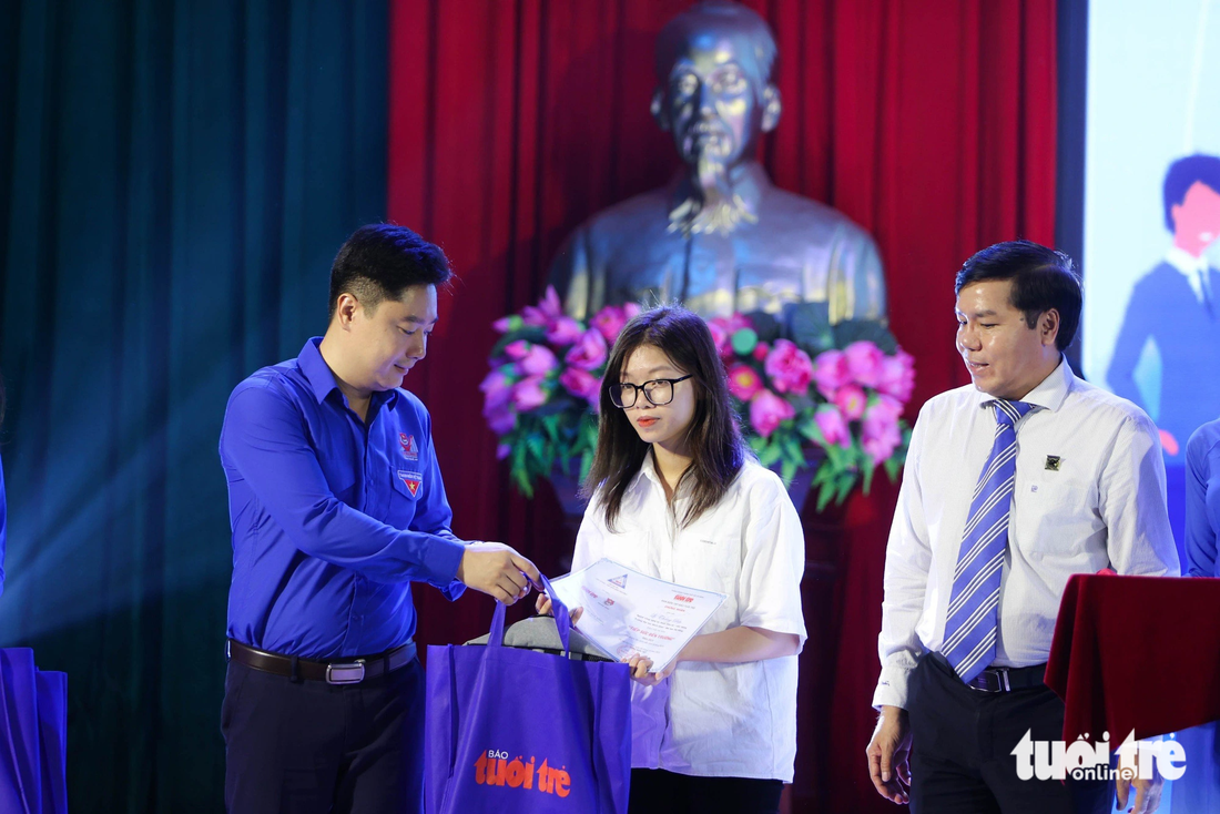 Ông Lê Văn Lương - Bí thư Tỉnh đoàn Nghệ An (bên trái) và ông Võ Văn Phu - Phó tổng giám đốc Công ty cổ phần phân bón Bình Điền trao tặng học bổng cho các tân sinh viên - Ảnh: NGUYỄN KHÁNH