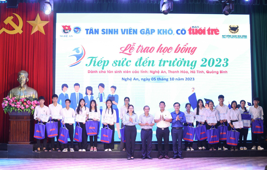 Các đại biểu chụp ảnh lưu niệm với các tân sinh viên tỉnh Quảng Bình nhận học bổng Tiếp sức đến trường - Ảnh: NGUYỄN KHÁNH